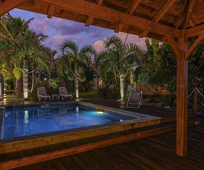Piscine de nuit de la Villa Océanides à Saint-Pierre
