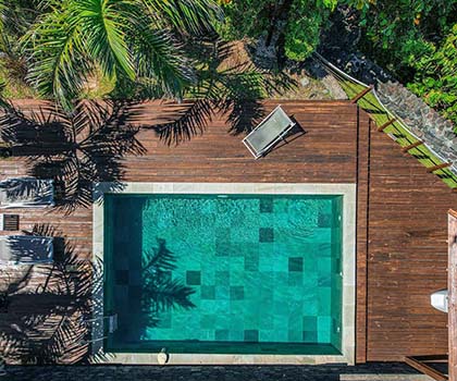 Piscine vue du ciel de la Villa Océanides à Saint-Pierre